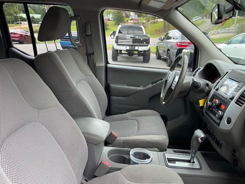 Used 2017 Nissan Frontier SV w/ SV Value Truck Package AWD/4WD image 12