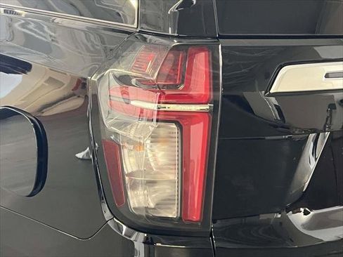 Used 2024 Chevrolet Suburban High Country image 11