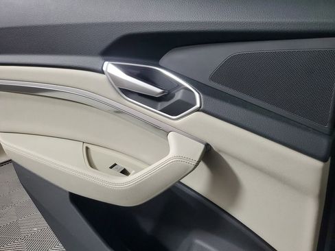 Used 2022 Audi e-tron Premium Plus w/ Premium Plus Package image 18