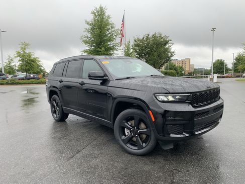 Used 2023 Jeep Grand Cherokee L Laredo AWD/4WD image 2
