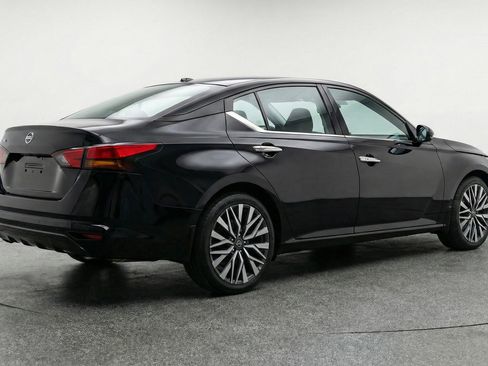 Used 2025 Nissan Altima 2.5 SV image 9