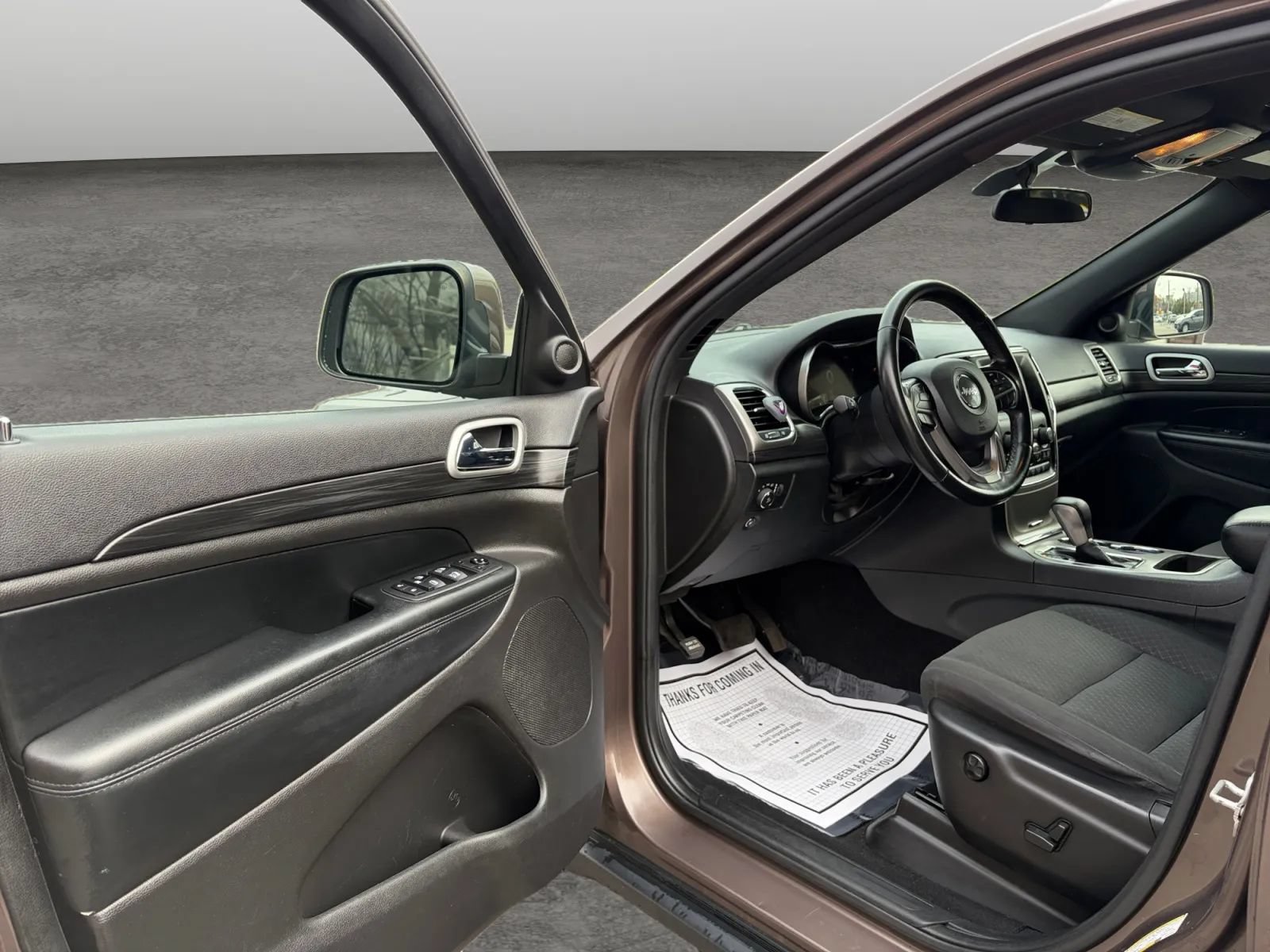 Used 2019 Jeep Grand Cherokee Laredo AWD/4WD image 11