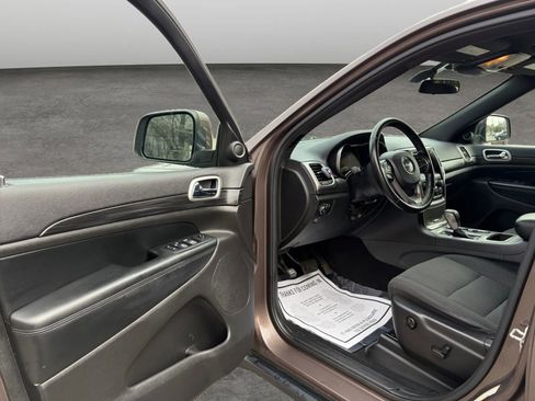 Used 2019 Jeep Grand Cherokee Laredo image 11