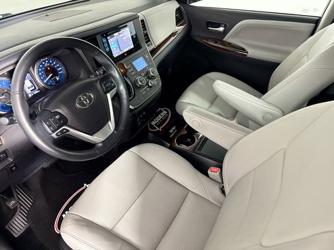 Used 2017 Toyota Sienna Limited Premium image 14
