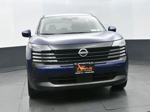 Used 2025 Nissan Kicks SV image 3