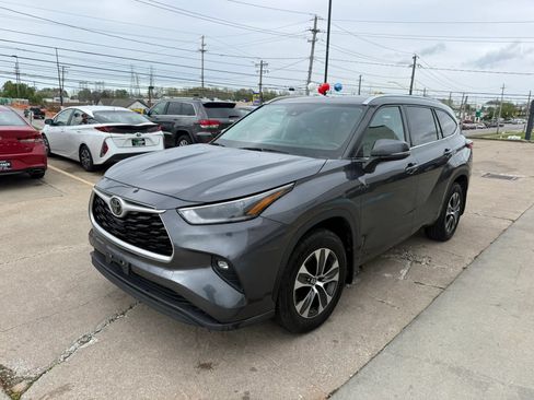 Used 2021 Toyota Highlander XLE AWD/4WD image 5