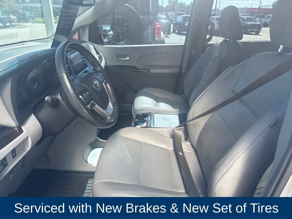Used 2017 Toyota Sienna Limited FWD image 12