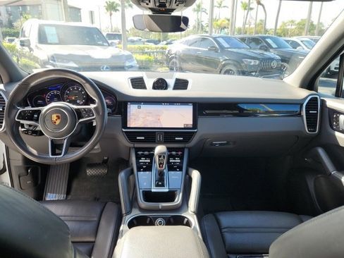 Used 2021 Porsche Cayenne w/ Premium Package image 25