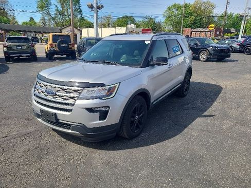 Used 2018 Ford Explorer XLT w/ Equipment Group 202A AWD/4WD image 2