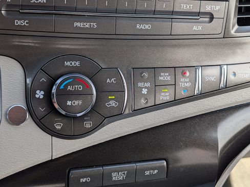Used 2014 Toyota Sienna LE FWD image 23