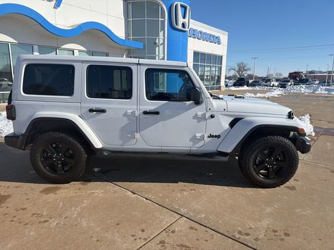 Used 2021 Jeep Wrangler Unlimited Sahara image 8