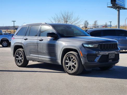 Used 2025 Jeep Grand Cherokee Altitude image 2