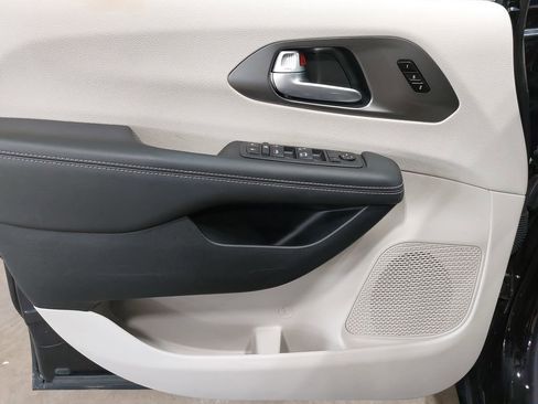 Used 2024 Chrysler Pacifica Touring-L image 26