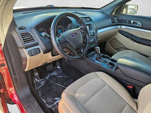 Used 2017 Ford Explorer XLT image 10
