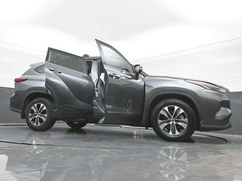 Used 2022 Toyota Highlander XLE AWD/4WD image 52