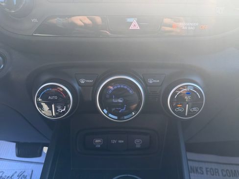 Used 2025 Hyundai Venue SEL FWD image 16