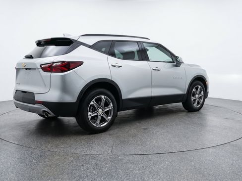 Used 2025 Chevrolet Blazer LT FWD image 9