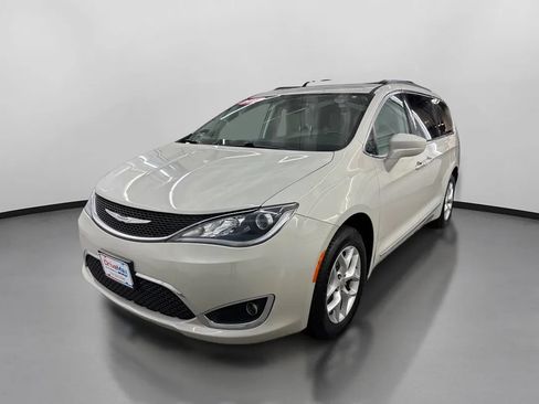 Used 2017 Chrysler Pacifica Touring-L w/ Tire & Wheel Group FWD image 4