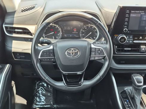 Used 2021 Toyota Highlander XLE AWD/4WD image 23