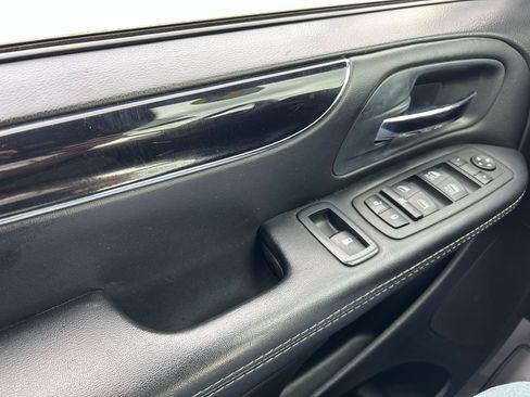 Used 2018 Dodge Grand Caravan SE FWD image 26