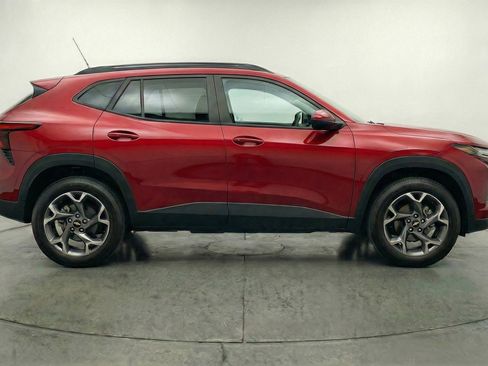 Used 2025 Chevrolet Trax LT w/ LT Convenience Package image 11