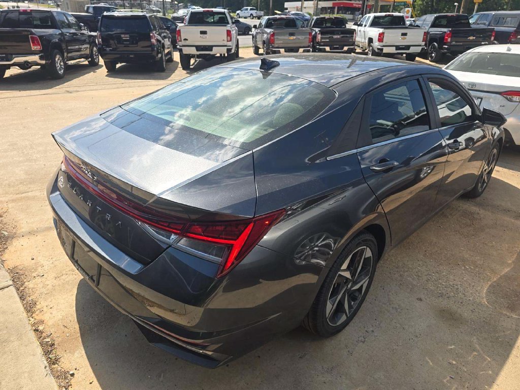 Used 2022 Hyundai Elantra SEL w/ Convenience + Premium Package FWD image 11