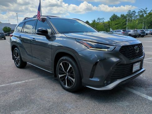 Used 2022 Toyota Highlander XSE AWD/4WD image 2
