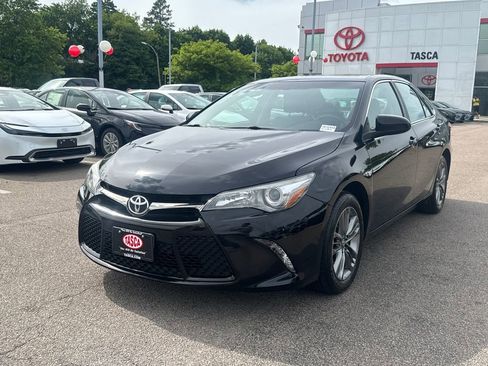 Used 2017 Toyota Camry SE w/ Moonroof Package FWD image 3