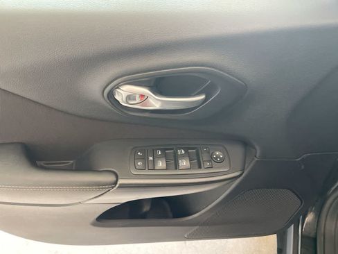 Used 2016 Jeep Cherokee Latitude FWD image 13