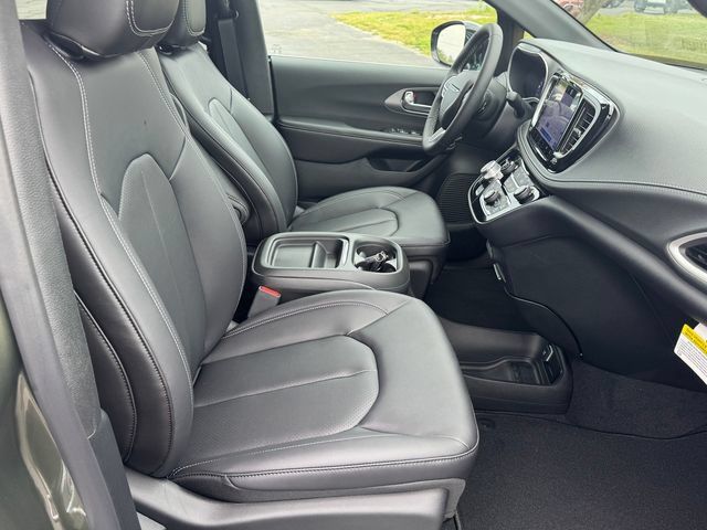 New 2027 Chrysler Pacifica Select AWD/4WD image 14