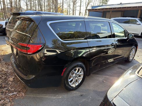 Used 2024 Chrysler Pacifica Touring-L image 5