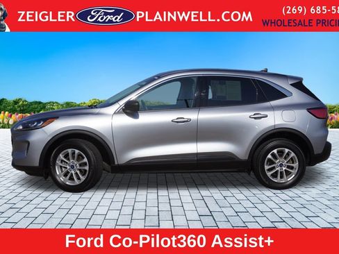 Used 2022 Ford Escape SE w/ Cold Weather Package image 2