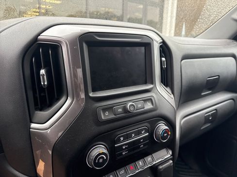 Used 2020 Chevrolet Silverado 1500 Custom w/ Custom Value Package image 15