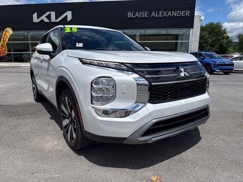 Used 2025 Mitsubishi Outlander SE AWD/4WD image 1
