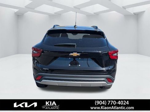 Used 2025 Chevrolet Trax LT w/ LT Convenience Package FWD image 4