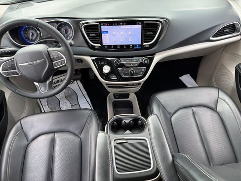 Used 2023 Chrysler Pacifica Touring-L FWD image 19