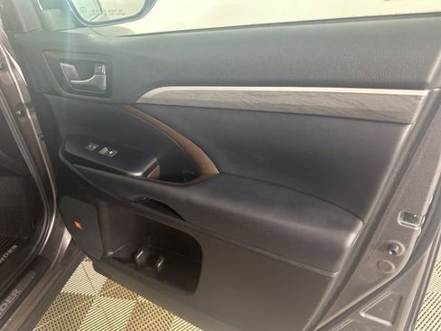 Used 2019 Toyota Highlander Limited image 21