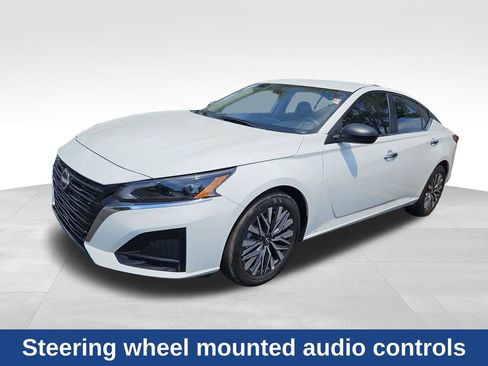 Used 2025 Nissan Altima 2.5 SV FWD image 3