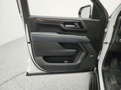 Used 2025 GMC Yukon XL AT4 image 14