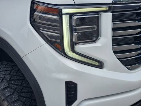 Used 2022 GMC Sierra 1500 AT4 w/ AT4 Premium Package AWD/4WD image 9