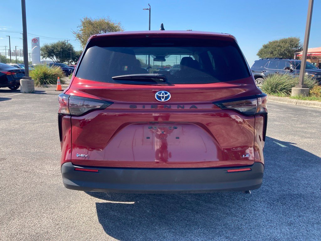 Used 2025 Toyota Sienna LE FWD image 6
