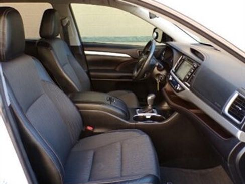 Used 2017 Toyota Highlander Plus w/ Carpet Mat Package image 29