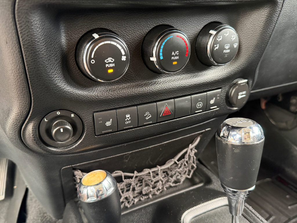 Used 2012 Jeep Wrangler Unlimited Rubicon w/ Dual Top Group AWD/4WD image 15