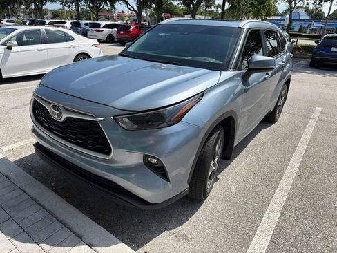 Used 2024 Toyota Highlander XLE FWD image 3