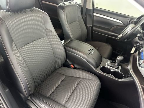 Used 2019 Toyota Highlander Plus AWD/4WD image 28