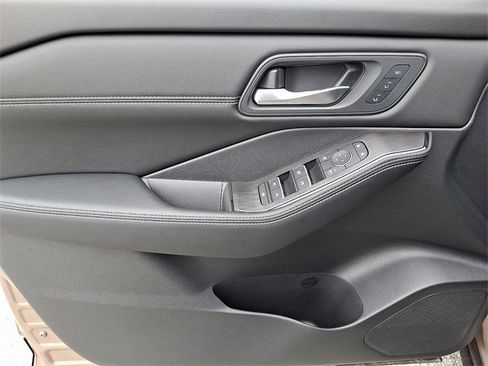 New 2025 Nissan Rogue SL w/ Tech Package image 14