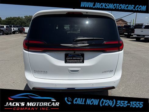 Used 2026 Chrysler Pacifica Limited FWD image 5