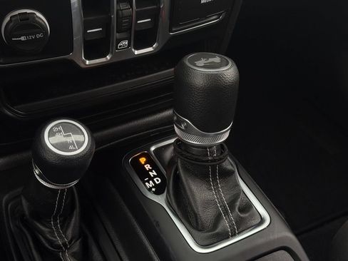 Used 2022 Jeep Wrangler Unlimited Sahara AWD/4WD image 19