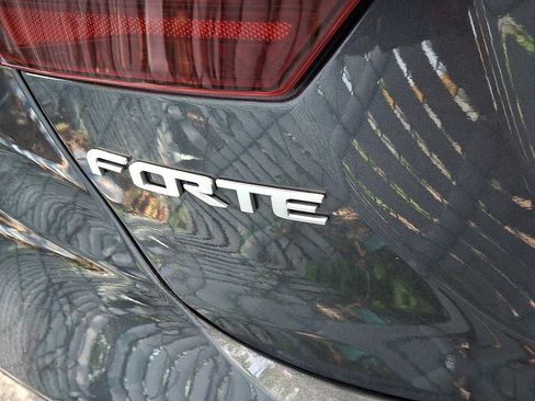 Used 2023 Kia Forte LXS w/ LXS Technology Package FWD image 4
