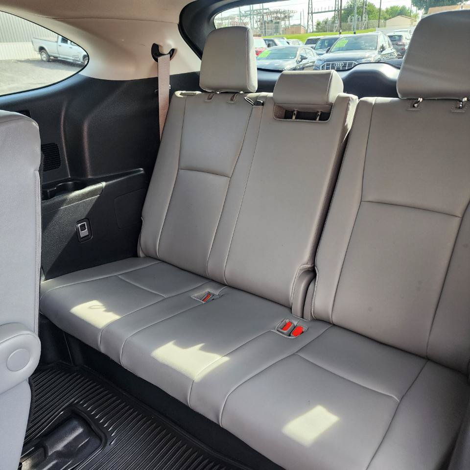 Used 2024 Toyota Highlander XLE FWD image 18